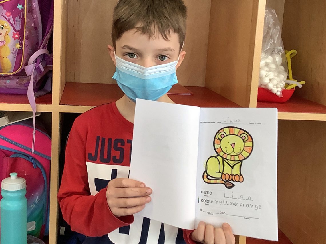 Linus zeigt sein zoo animal book